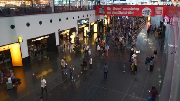 Día Tiempo Aeropuerto Caminando Imágenes Panorámicas Viena — Vídeos de Stock