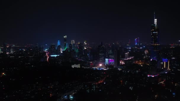 Vuelo Nocturno Través Del Iluminado Panorama Aéreo Ciudad Nanjing — Vídeo de stock