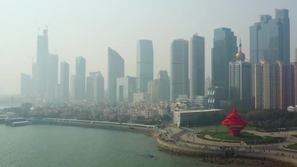 一日の時間Qingdao市のダウンタウンの空中パノラマ4K中国 — ストック動画