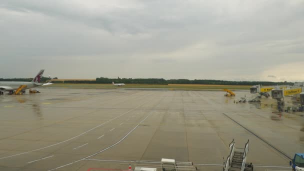 Lotnisko Dzień Materiał Filmowy Samolotami Wiedeń — Wideo stockowe