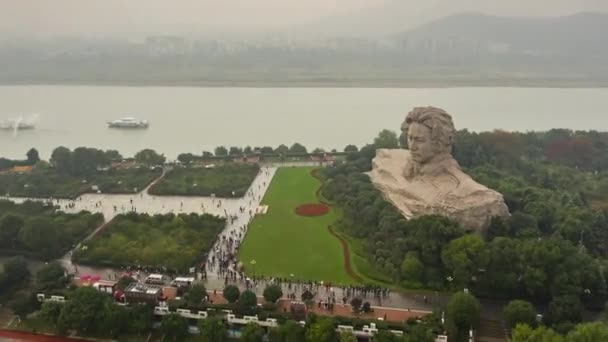 阴天长沙市著名的江岛公园纪念碑空中穿越全景4K中国 — 图库视频影像
