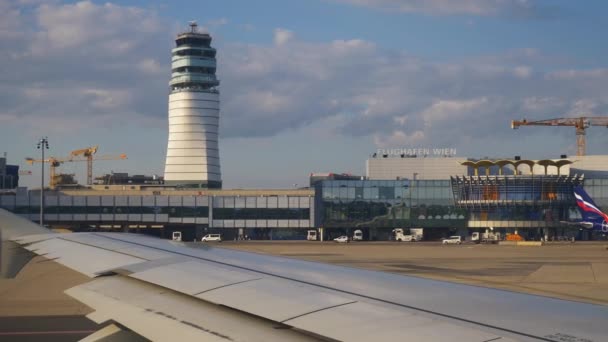 Viyana Uçakları Ile Havaalanı Gündüz Görüntüleri — Stok video