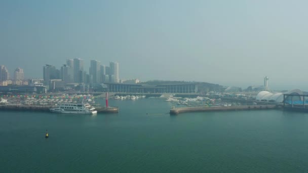 Solig Dag Qingdao Stad Känd Centrum Olympiska Bay Fyr Antenn — Stockvideo