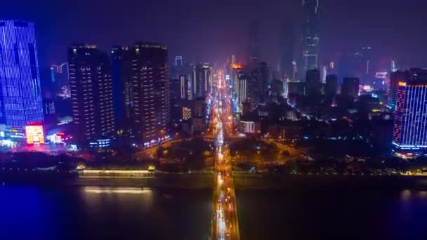 夜のイルミネーション長沙市中心部交通道路の横断航空タイムラプスパノラマ China — ストック動画