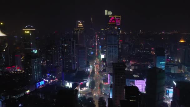 ライトアップされた南京市の空のパノラマ上の夜間飛行4K映像 — ストック動画