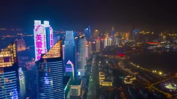 Nacht Tijd Verlichting Qingdao Stad Centrum Luchtfoto Timelapse Panorama Porselein — Stockvideo