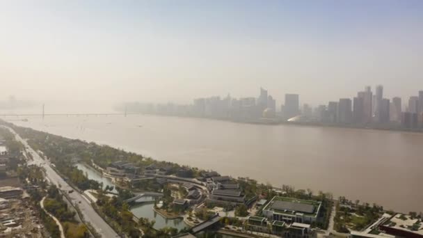 День Днем Центрі Міста Ханчжоу Березі Річки Будівельний Двір Аерозольною — стокове відео
