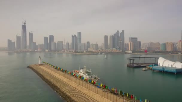 日中の時間Qingdao市のダウンタウンの空中パノラマ4Kタイムラプス中国 — ストック動画