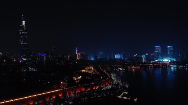 Nanjing Şehrinin Aydınlatılmış Hava Panorama Görüntüleri Üzerinde Gece Uçuşu — Stok video