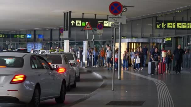 Viyana Gündüz Vakti Havaalanında Yürüyüş Manzarası — Stok video