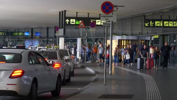 Day Time Airport Walking Panorama Footage Vienna — Stock Video