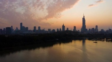 Nanjing Şehri üzerinde gece uçuşu. Hava Panorama 4K görüntüleri.