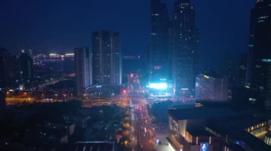 Gece aydınlatması qingdao şehir trafiği hava manzarası 4k porselen
