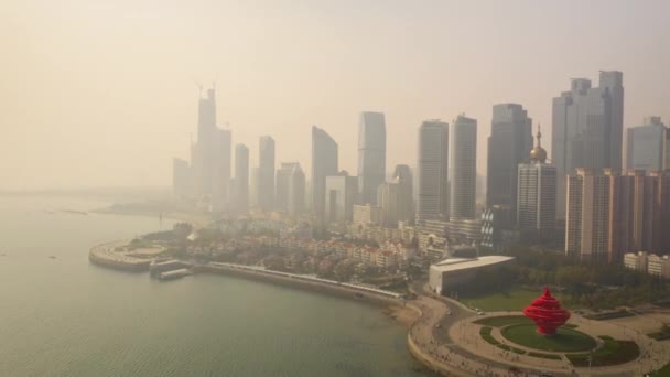 一日の時間Qingdao市のダウンタウンの空中パノラマ4K中国 — ストック動画