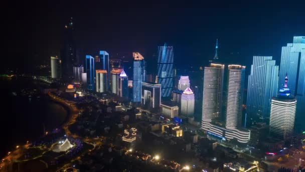 Iluminación Nocturna Qingdao Ciudad Centro Ciudad Timelapse Aéreo Panorama China — Vídeo de stock