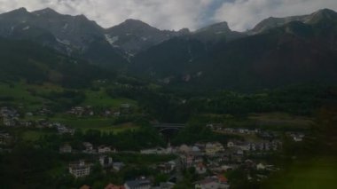 Zürih Şehri güneşli gün treni yol kenarı pencere manzaralı panorama 4k İsviçre