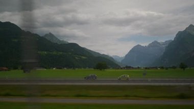 Zürih Şehri güneşli gün treni yol kenarı pencere manzaralı panorama 4k İsviçre