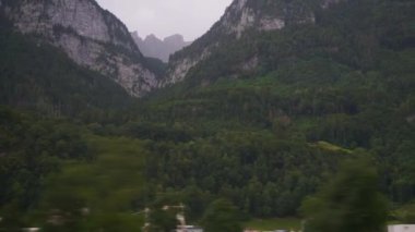 Zürih Şehri güneşli gün treni yol kenarı pencere manzaralı panorama 4k İsviçre