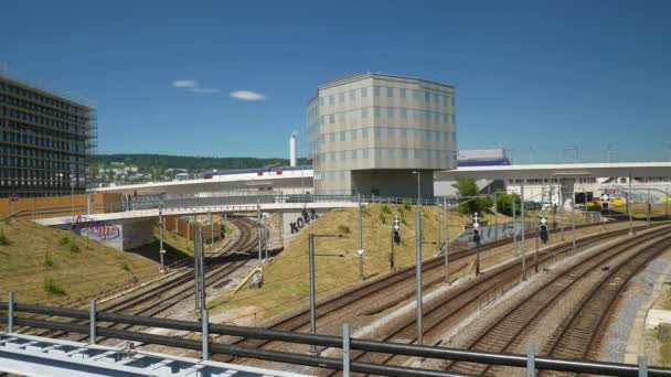 Zurique Cidade Dia Ensolarado Trem Estrada Viagem Janela Lateral Vista — Vídeo de Stock