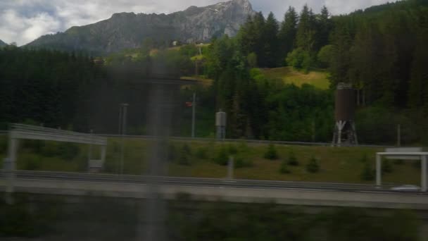 チューリッヒ市晴れた日の列車ロードトリップサイドウィンドウビューパノラマ 4Kスイス — ストック動画