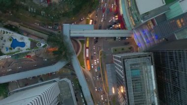 KUALA LUMPUR, MALAYSIA - SEPTEMBER 25 2019: gece aydınlatılmış kuala lumpur şehir merkezi trafik kavşağı havadan tepeden aşağı panorama 4k circa 25 Eylül 2019 kuala lumpur, malezya.