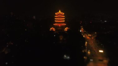 Gece aydınlandı Wuhan şehri ünlü sarı turna tapınağı parkı gökyüzü manzaralı 4k porselen 
