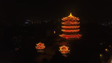 Gece aydınlandı Wuhan şehri ünlü sarı turna tapınağı parkı gökyüzü manzaralı 4k porselen 