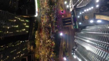 KUALA LUMPUR, MALAYSIA - SEPTEMBER 25 2019: gece aydınlatılmış kuala lumpur şehir merkezi trafik kavşağı havadan tepeden aşağı panorama 4k circa 25 Eylül 2019 kuala lumpur, malezya.