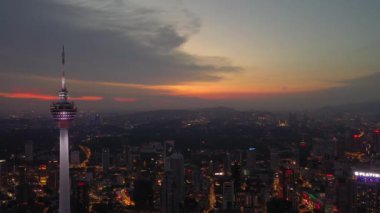 KUALA LUMPUR, MALAYSIA - SEPTEMBER 25 2019: gece kuala lumpur şehir merkezi havacılık panorama 4k circa 25 Eylül 2018 kuala lumpur, malezya, malezya.