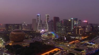 Gündüz vakti Hangzhou şehri nehir kenarı inşaat sahası havacılık manzarası 4k porselen