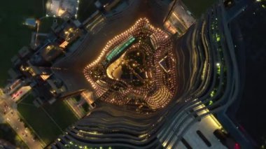 Alacakaranlık aydınlatmalı Singapur şehrinin Çin kenti havadan tepeden tırnağa panorama 4K görüntüleri