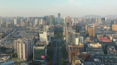 Gündüz vakti hangzhou şehir merkezi trafik manzarası 4k porselen