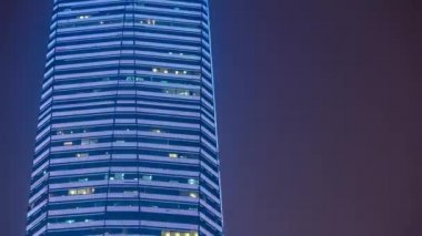 Aydınlatılmış nanjing şehrinin üzerinde gece uçuşu havadan panorama 4K zaman ölçümü