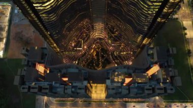 Alacakaranlık aydınlatmalı Singapur şehrinin Çin kenti havadan tepeden tırnağa panorama 4K görüntüleri