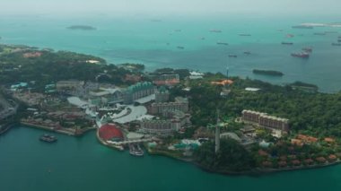 Singapur şehrinin hava sahasındaki gündüz uçuşu panorama 4K görüntüleri.