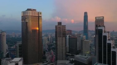 KUALA LUMPUR, MALAYSIA - SEPTEMBER 25 2019: Akşam kuala lumpur şehir merkezindeki panorama 4k dolaylarında 25 Eylül 2019 kuala lumpur, malaysia.r, malaysia.
