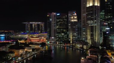 Alacakaranlık aydınlatmalı Singapur şehrinin Çin kenti havadan tepeden tırnağa panorama 4K görüntüleri