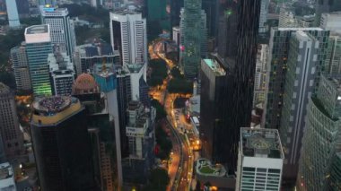 KUALA LUMPUR, MALAYSIA - SEPTEMBER 25 2019: gece aydınlatılmış kuala lumpur şehir merkezi trafik kavşağı havadan tepeden aşağı panorama 4k circa 25 Eylül 2019 kuala lumpur, malezya.