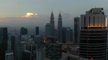 KUALA LUMPUR, MALAYSIA - SEPTEMBER 25 2019: Akşam kuala lumpur şehir merkezindeki panorama 4k dolaylarında 25 Eylül 2019 kuala lumpur, malaysia.r, malaysia.