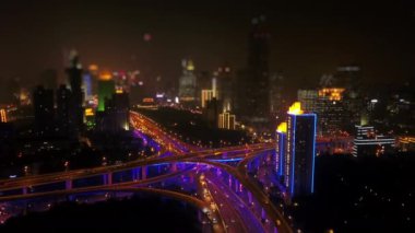Şangay 'da gece trafiği. Şehir manzaralı hava manzaralı 4k porselen