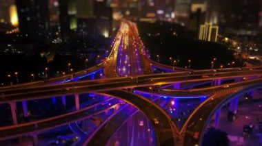 Şangay 'da gece trafiği. Şehir manzaralı hava manzaralı 4k porselen