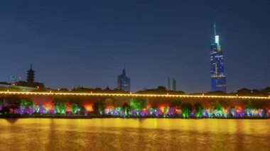 Aydınlatılmış nanjing şehrinin üzerinde gece uçuşu havadan panorama 4K zaman ölçümü