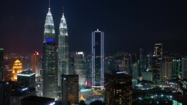 KUALA LUMPUR, MALAYSIA - SEPTEMBER 25 2019: gece kuala lumpur şehir merkezi havacılık panorama 4k circa 25 Eylül 2018 kuala lumpur, malezya, malezya.