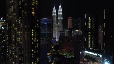 KUALA LUMPUR, MALAYSIA - SEPTEMBER 25 2019: gece kuala lumpur şehir merkezi havacılık panorama 4k circa 25 Eylül 2018 kuala lumpur, malezya, malezya.