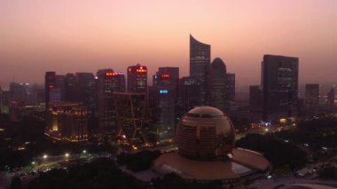 Gece vakti aydınlık Hangzhou şehir merkezi havacılık panoraması 4k porselen