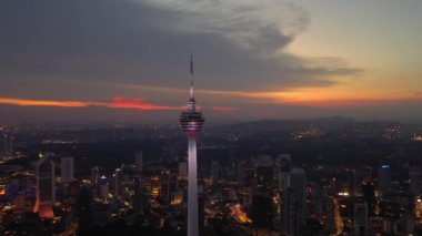KUALA LUMPUR, MALAYSIA - SEPTEMBER 25 2019: gece kuala lumpur şehir merkezi havacılık panorama 4k circa 25 Eylül 2018 kuala lumpur, malezya, malezya.