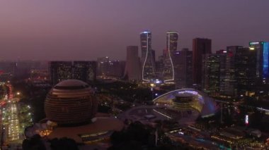 Gece vakti aydınlık Hangzhou şehir merkezi havacılık panoraması 4k porselen