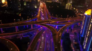 Şangay 'da gece trafiği. Şehir manzaralı hava manzaralı 4k porselen