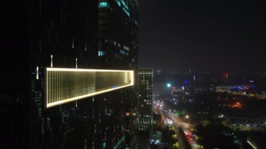 Gece vakti aydınlık Hangzhou şehir merkezi havacılık panoraması 4k porselen