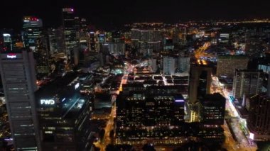 Alacakaranlık aydınlatmalı Singapur şehrinin Çin kenti havadan tepeden tırnağa panorama 4K görüntüleri